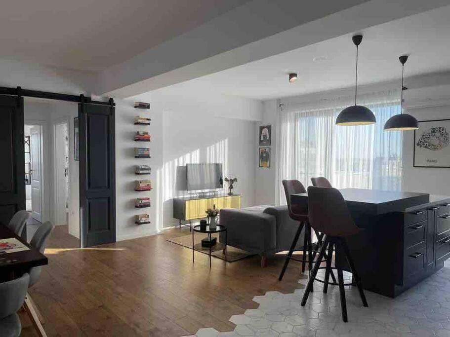 Modern 2-Bedroom Apartment In New Residence 크라이오바 외부 사진