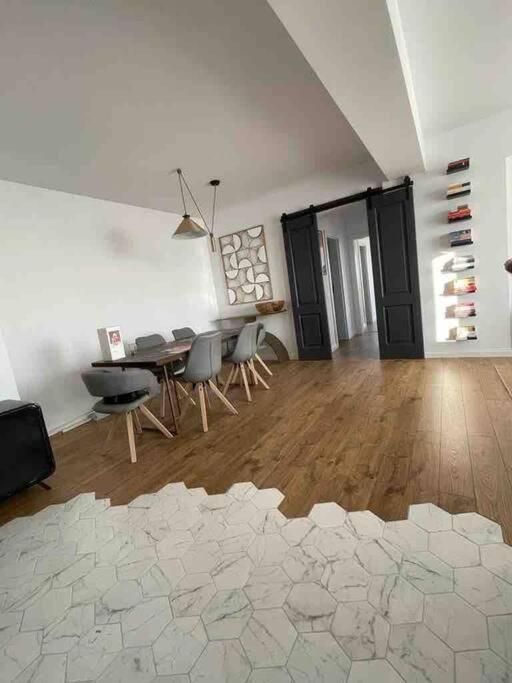 Modern 2-Bedroom Apartment In New Residence 크라이오바 외부 사진