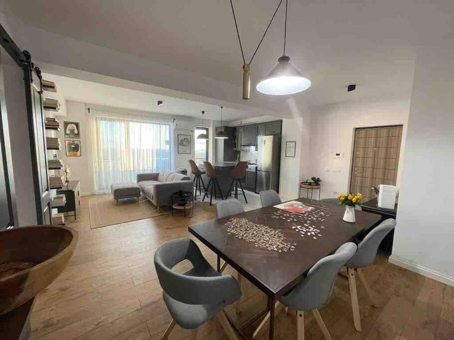 Modern 2-Bedroom Apartment In New Residence 크라이오바 외부 사진